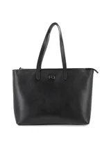 Cartera tipo shopper color negro, con textura símil cuero y logo metálico en el frente.