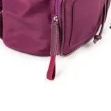 Mochila de poliéster color púrpura con solapa y sujetador. Tiene un bolsillo interno con cierre, dos bolsillos internos abiertos y dos bolsillos externos con cierre. La correa es regulable y los herrajes son plateados. El interior es de tela de algodón y poliéster.
