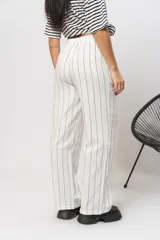 Pantalón de corte recto con estampado a rayas verticales en blanco y negro, confeccionado en simil lino.