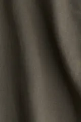 Pantalón sastrero color verde oliva en tejido liviano de mezcla de lino y viscosa con pinzas adelante y atrás. Modelo de tiro alto con cierre, botón nacarado y piernas amplias.