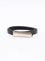 Cinto negro de cuero sintético con hebilla rectangular dorada con diseño acanalado.