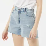 Short de jean celeste con efecto desgastado y terminaciones desflecadas.