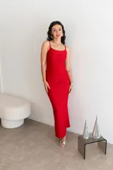 Vestido largo color gris topo, ajustado al cuerpo, con breteles finos y escote recto.