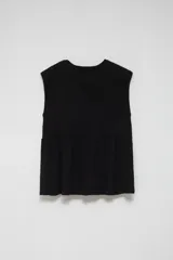 Blusa negra sin mangas con cuello redondo y corte peplum.