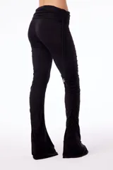 Pantalón bootcut de microfibra color negro opaco, cintura alta (para doblar y usar tiro bajo o estirar y usar tiro más alto) tiene dos tiras ajustables en los laterales. Drapeado en ambas piernas en laterales.