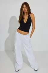 Top negro elastizado con escote halter pronunciado.