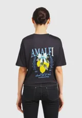 Remera rosa de manga corta con cuello redondo y estampado frontal con la inscripción "VNGERBRG".
