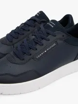 Zapatillas urbanas Tommy Hilfiger color azul marino, con suela blanca, confeccionadas en piel sintética con paneles texturizados y logo de la marca en el lateral.