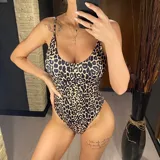 Traje de baño entero con estampado animal print de leopardo en tonos beige y negro. Tiene breteles finos regulables, espalda baja y corte cavado.