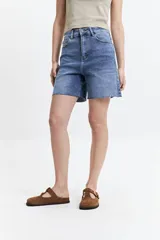 Short de jean negro de tiro alto con corte ajustado y ruedo desflecado.