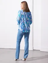 Blusa de gasa bambula estampada marca Ruby Rd, con cuello redondo y escote en V con lazo de ajuste, manga ¾ amplia.