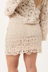Minifalda cruda de crochet con cintura elastizada.