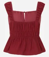 Blusa texturizada color borgoña, con breteles anchos, escote cuadrado, lazo en el busto y volado en el ruedo.