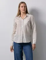 Camisa a rayas verticales color beige y gris, marca Alex & Jordan. Tiene cuello con solapa, abertura central con botones y bolsillo aplicado en el pecho.