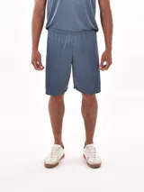 Short deportivo gris con cintura elástica.