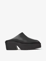 Zueco negro de piel vacuna con plataforma y tacón de 6,8 cm. Cuenta con plantilla reciclada OrthoLite y suela de EVA para mayor ligereza y confort.