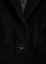 Chaqueta estilo americana negra de cuero caprino con flecos decorativos en mangas y espalda, solapas, dos bolsillos delanteros y cierre de botones.