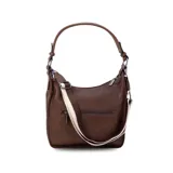 Bandolera negra de cuero sintético con asa de hombro y correa regulable. Cuenta con un bolsillo frontal con cierre y un bolsillo dorsal con cierre.