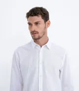 Camisa blanca de manga larga con botones, confeccionada en una mezcla de lino y algodón, de corte cómodo (comfort).