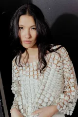 Blusa con diseño de mini flores, mangas 3/4 y cuello cuadrado.