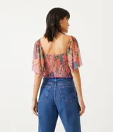 Blusa cropped de tul con estampado de guacamayos y piñas, escote cuadrado, mangas amplias fruncidas y lastex en el cuerpo.