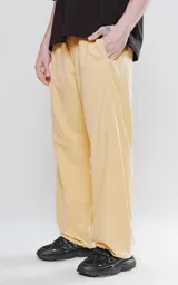 Pantalón de corte sastrero color amarillo claro, con bolsillos laterales, cintura elástica ajustable y tela suede suave.