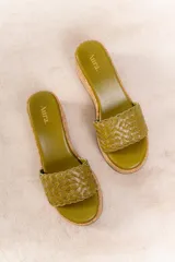 Sandalia con plataforma de corcho y capellada tejida de cuero vacuno color beige.