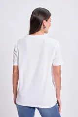Remera blanca de algodón con estampa circular en el frente con una palmera y texto en verde.