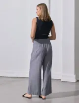 Pantalón ancho de lino, color azul con estampado de flores pequeñas, con pretina ancha en punto smock.