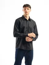 Camisa azul marino de manga larga con cuello abotonado y corte clásico.