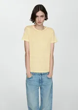 Remera amarilla de lino, de manga corta y corte recto, con cuello redondo.