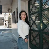 Suéter blanco de punto trenzado con cuello en V y vivos negros. Espalda abierta con cruce diagonal rematada en vivo negro. Largo a la cintura y calce cómodo con aire sporty–chic.