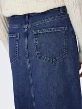 Falda maxi de denim azul con diseño de largo completo, triángulo en contraste, acabado deshilachado en el dobladillo y bolsillos laterales.