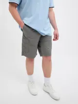 Short cargo gris de Jack & Jones, corte relajado, tiro medio, bolsillos cargo laterales, bolsillos traseros y cierre con cremallera.