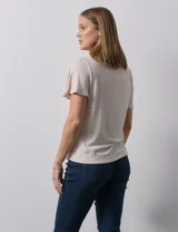 Remera verde con escote en V y apliques de crochet en el cuello y en el centro.