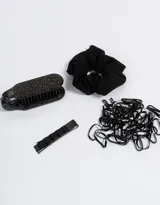 Set de accesorios para el pelo que incluye seis horquillas negras, un scrunchie negro, cincuenta gomitas de silicona negras y un cepillo negro.