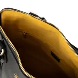 Cartera grande negra confeccionada en símil cuero graneado, con acceso por cierre, correa regulable y herrajes dorados. Cuenta con un compartimento principal, un bolsillo interno con cierre y dos bolsillos internos abiertos.