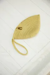 Sobre de mano color beige, confeccionado en soga de algodón trenzada, con forma irregular y cierre con broche de bronce.