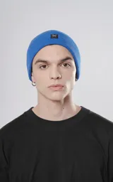 Gorro de lana azul con logo de la marca en etiqueta negra.