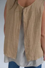 Musculosa color tostado de lino italiano con cuello redondo, ruedo de doble largo y abertura en la espalda.