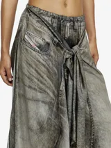 Pantalón de vestir negro de viscosa, tiro alto y corte ancho, con detalle de lazo o fajín anudado en la cintura que cae por delante.