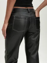 Pantalón de cuero sintético azul metalizado, de corte recto y tiro medio.
