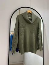 Sweater verde seco de corte recto con cuello caído, punto trenzado en la parte delantera y terminaciones en punto elástico en puños y bajo.