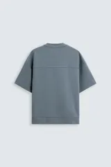 Sudadera relaxed fit color crudo confeccionada en tejido interlock de algodón con elasticidad, cuello redondo, manga corta y bajo acabado en rib.