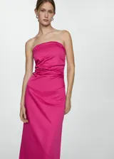 Vestido midi fucsia, palabra de honor, con diseño drapeado y abertura posterior en el bajo.