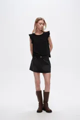 Minifalda de jean azul con bolsillos delanteros y traseros.