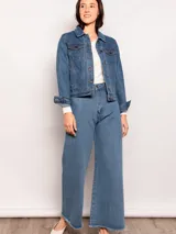 Campera de jean clásica con lavado vintage, de corte corto y bolsillos frontales.