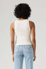 Musculosa blanca de punto con cuello redondo y botones frontales.