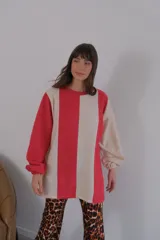 Buzo de mangas largas con diseño de bloques de color en marrón, gris y beige.