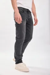Pantalón de jean gris oscuro de corte clásico.